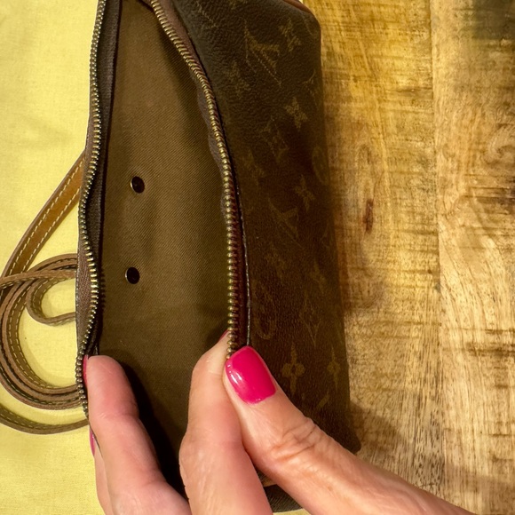 Louis Vuitton Eva Crossbody LV shopping bag and receipt provided. Leather strap - Picture 7 of 10